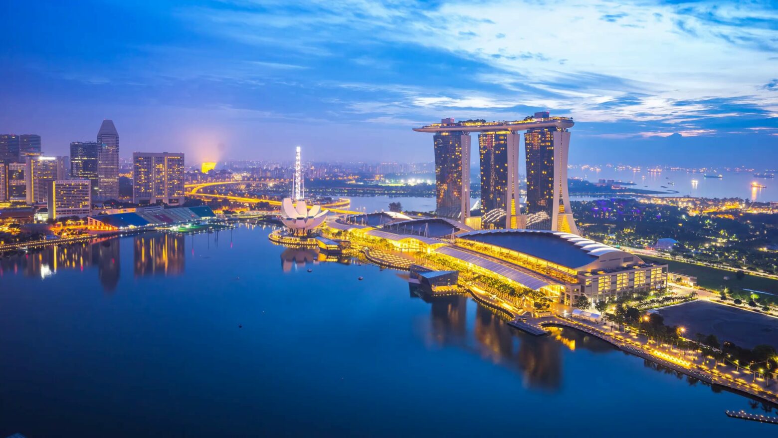 Aug. 28, 2020, Singapore, Republic of Singapore, Asia - View of the new  Apple flagship store on the waterfront in Marina Bay Sands with the  business district skyline in the background. The